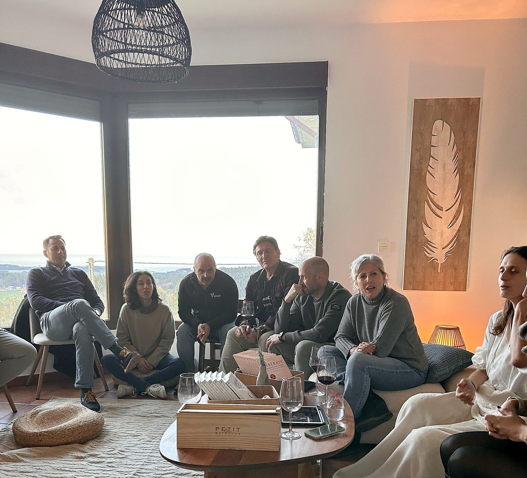 Miembros de la comunidad Libérate reunidos en un encuentro, con vistas al mar